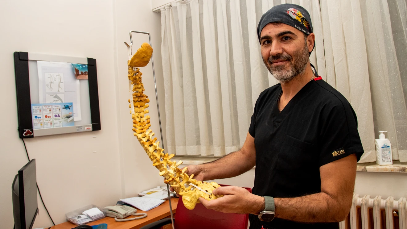 Bel fıtığı ameliyatı oldu, 2 saat sonra yürümeye başladı